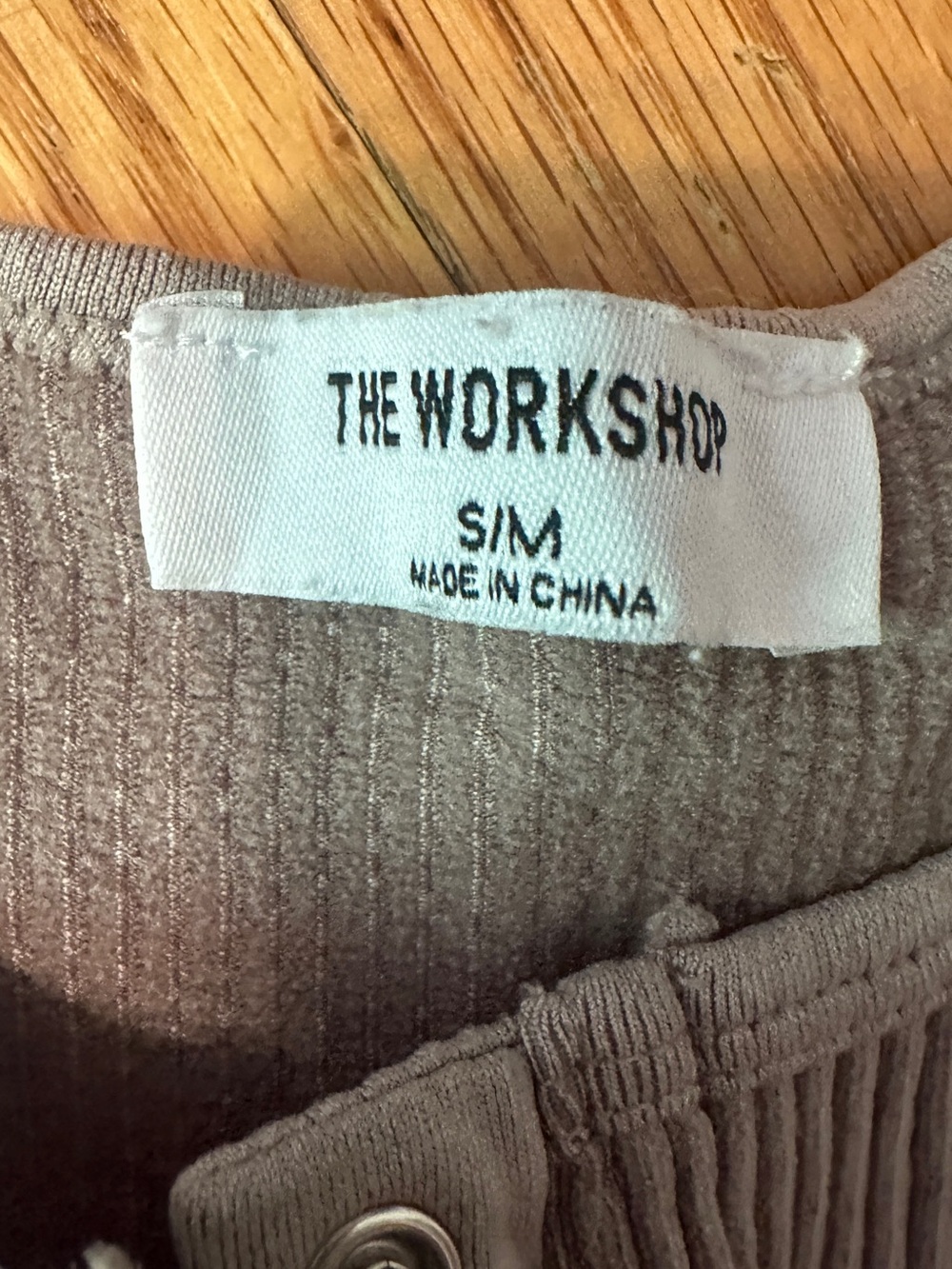 Workshop Ribbed Snap-Front Crop Tank - Picture 2 of 2